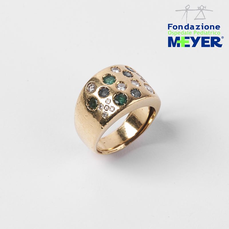 ANELLO IN ORO GIALLO 18KT, DIAMANTI, SMERALDI, RUBINI E ZAFFIRI