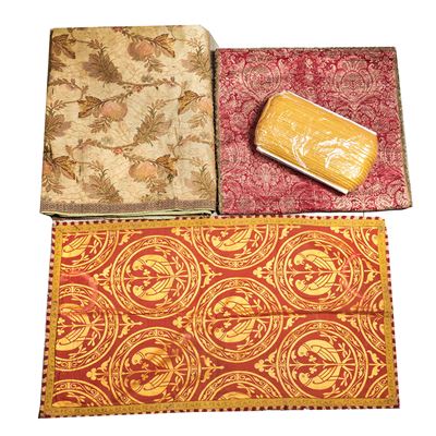 Lucerna fiorentina, tre centri tavola rettangolari (tessuto ricamato) e passamaneria giallo-oro, ...