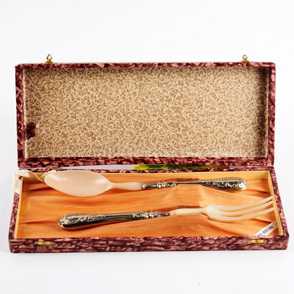 



DUE POSATE DA INSALATA, SECOLO XX  - Asta Gioielli, argenti, orologi, cammei e miniature - Poggio Bracciolini Casa d'Aste