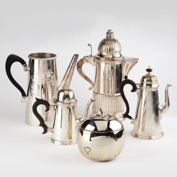 



DUE CARAFFE, DUE TEIERE E UN PORTA GHIACCIO