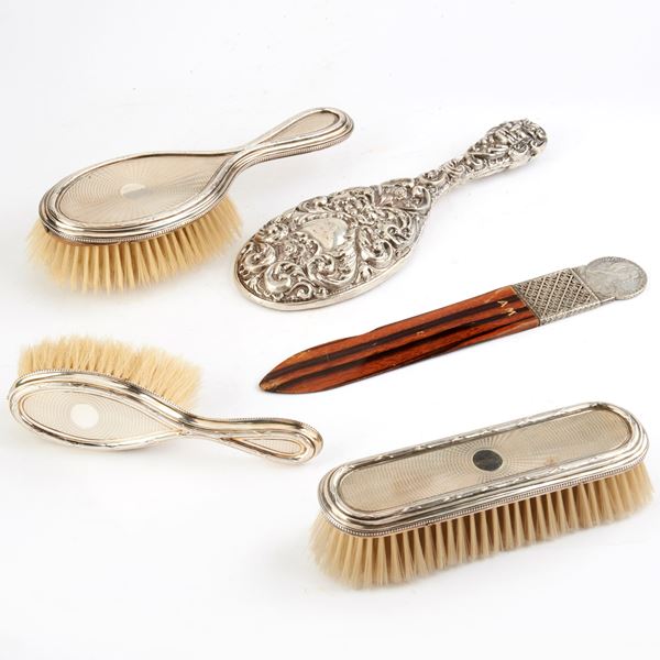 



TRE SPAZZOLE E SPECCHIO DA TOILETTE, SEC. XX