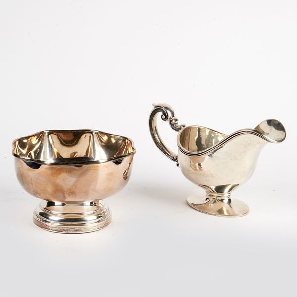 



SALSIERA E COPPA, SEC. XX  - Asta Gioielli, argenti, orologi, cammei e miniature - Poggio Bracciolini Casa d'Aste