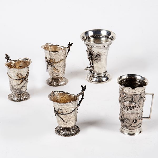



TRE PICCOLI BICCHIERI E VASETTO, SEC. XX  - Asta Gioielli, argenti, orologi, cammei e miniature - Poggio Bracciolini Casa d'Aste