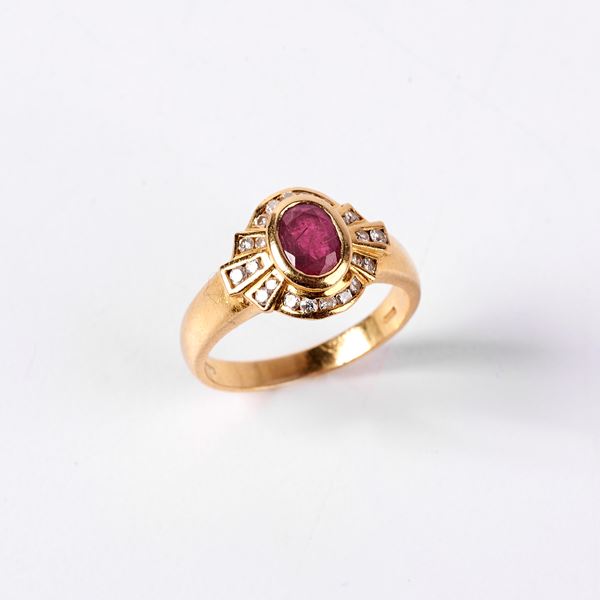 



ANELLO IN ORO GIALLO 18KT, RUBINO E DIAMANTI