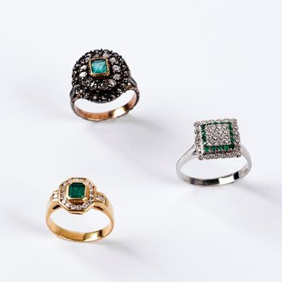 Anello, in Oro Bianco 18kt, Smeraldi e Diamanti