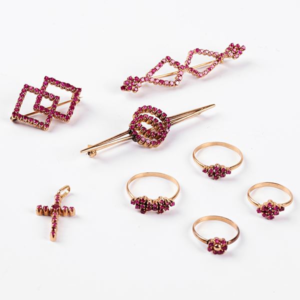 



QUATTRO ANELLI, TRE SPILLE, E&nbsp; PENDENTE IN ORO GIALLO 18KT E RUBINI  - Asta Gioielli, argenti, orologi, cammei e miniature - Poggio Bracciolini Casa d'Aste