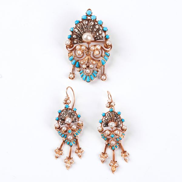



DEMI-PARURE COMPOSTA DA SPILLA PENDENTE E PAIO DI ORECCHINI IN ORO 18KT, PERLE, DIAMANTI E TURCHESI