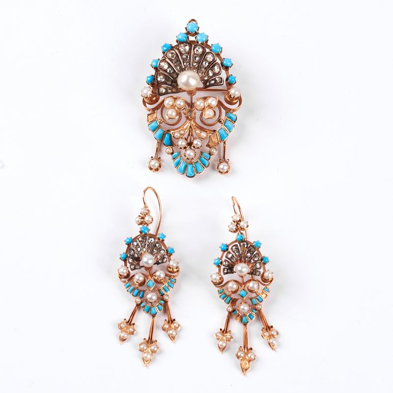 Demi-parure Composta da Spilla Pendente e Paio di Orecchini in Oro 18kt, Perle, Diamanti e Turche...