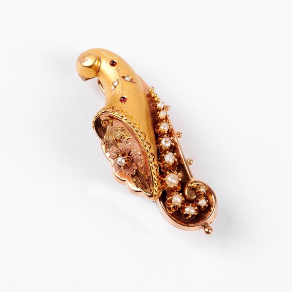 



SPILLA IN ORO A BASSO TITOLO, PICCOLE PERLE E PIETRE DI COLORE