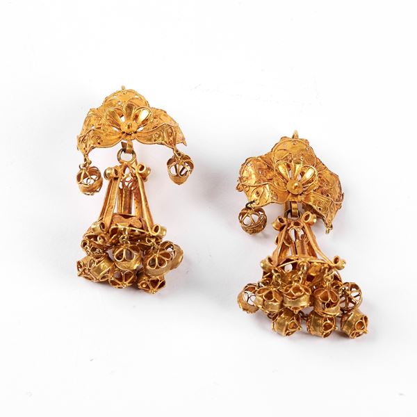 



PAIO DI ORECCHINI PENDENTI IN FILIGRANA IN ORO GIALLO 18KT  - Asta Gioielli, argenti, orologi, cammei e miniature - Poggio Bracciolini Casa d'Aste