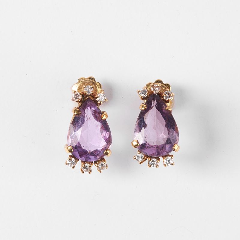 PAIO DI ORECCHINI IN ORO GIALLO 18KT, DIAMANTI E AMETISTA