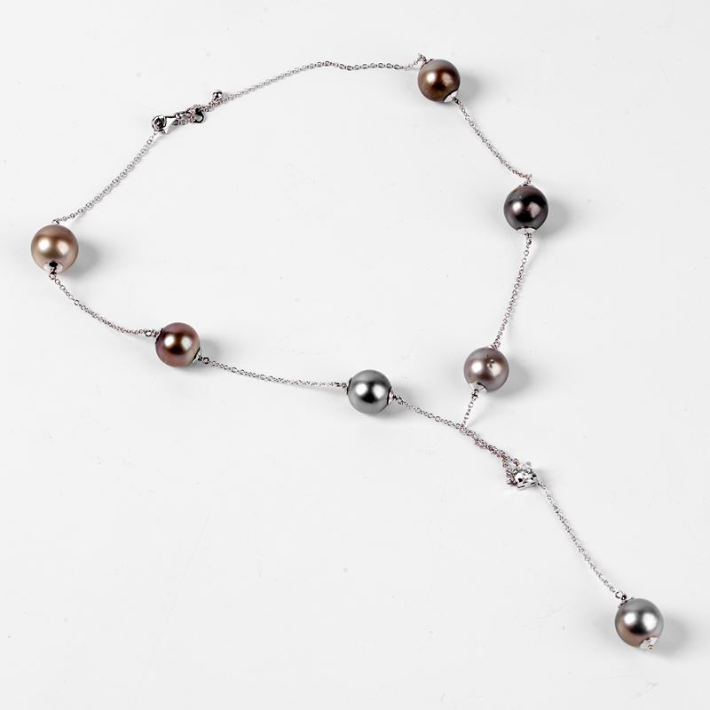 COLLANA GIROCOLLO IN ORO BIANCO 18 KT, DIAMANTE E PERLE