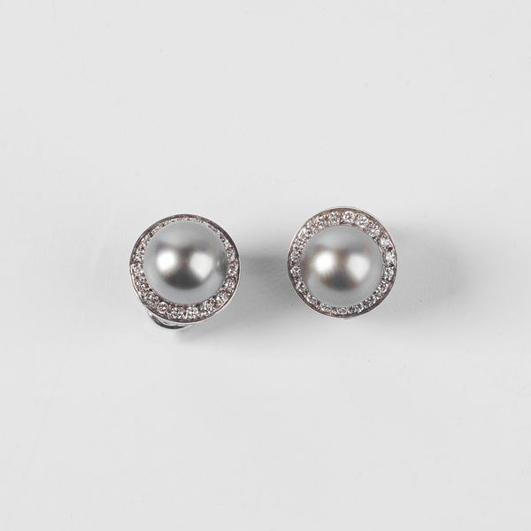 



PAIO DI ORECCHINI IN ORO BIANCO 18KT, DIAMANTI E PERLE