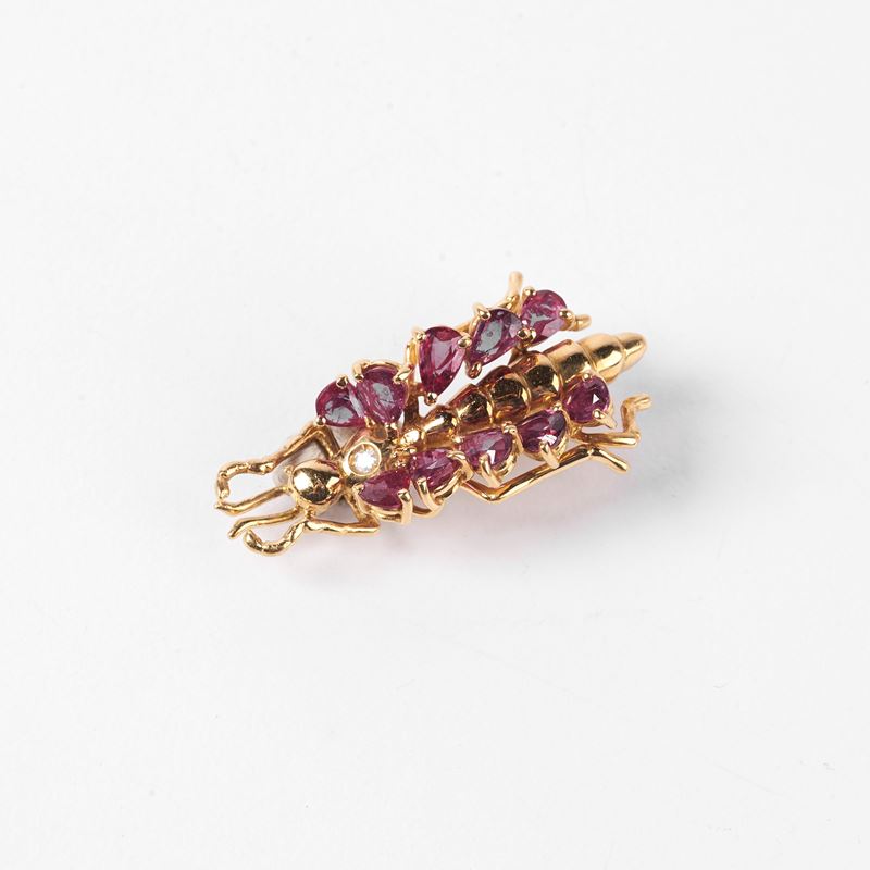 SPILLA IN ORO GIALLO 18KT, RUBINI E DIAMANTE