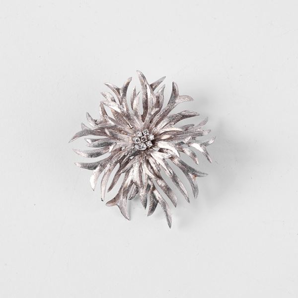 



SPILLA IN ORO BIANCO 18KT E DIAMANTI