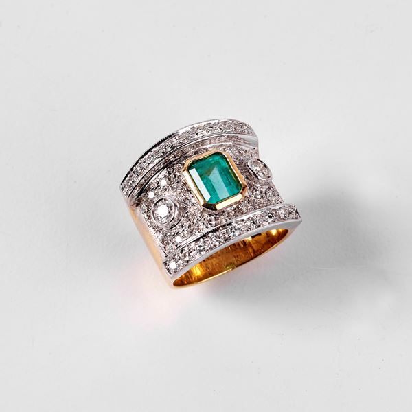 



ANELLO IN ORO GIALLO, ORO BIANCO, DIAMANTI E SMERALDO