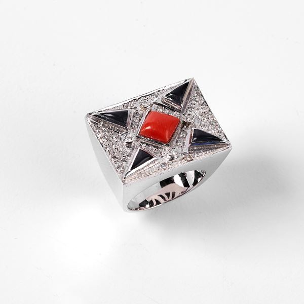 



ANELLO IN ORO BIANCO 14KT, DIAMANTI, CORALLO E ONICE