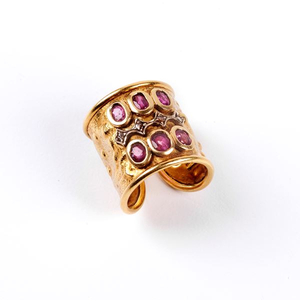 



ANELLO IN ORO GIALLO 18KT, RUBINI E ROSE DI DIAMANTE