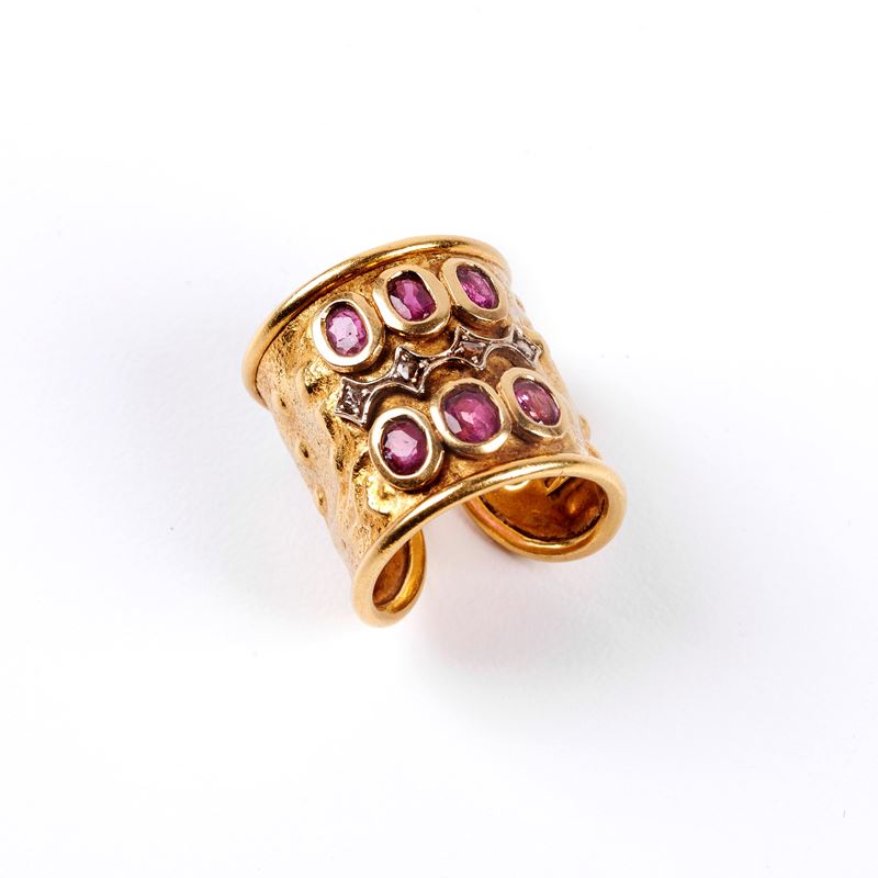 Anello in Oro Giallo 18kt, Rubini e Rose di Diamante