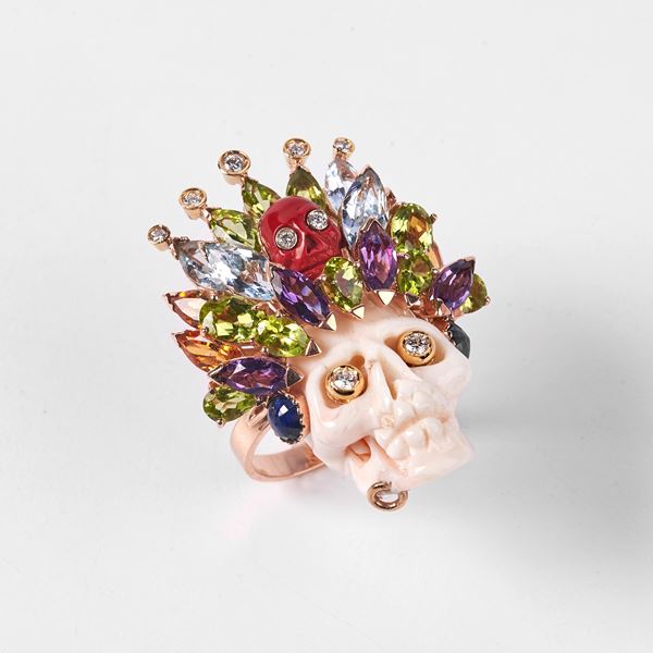 



ANELLO TESCHIO IN ORO GIALLO, DIAMANTI, CORALLO E PIETRE PREZIOSE