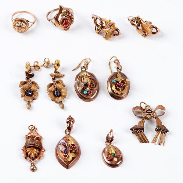 



QUATTRO PENDENTI, TRE PAIA DI ORECCHINI E DUE ANELLI IN ORO A BASSO TITOLO E PIETRE  - Asta Gioielli, argenti, orologi, cammei e miniature - Poggio Bracciolini Casa d'Aste