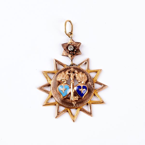 



PENDENTE IN ORO A BASSO TITOLO, SMALTI E PIETRA BIANCA  - Asta Gioielli, argenti, orologi, cammei e miniature - Poggio Bracciolini Casa d'Aste