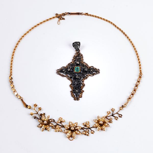 



GIROCOLLO E PENDENTE IN ORO A BASSO TITOLO, ARGENTO, PIETRE E PERLE  - Asta Gioielli, argenti, orologi, cammei e miniature - Poggio Bracciolini Casa d'Aste