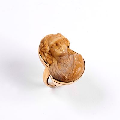 Anello in Oro Giallo 18kt e Cammeo in Pietra Lavica