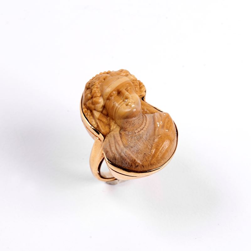 Anello in Oro Giallo 18kt e Cammeo in Pietra Lavica
