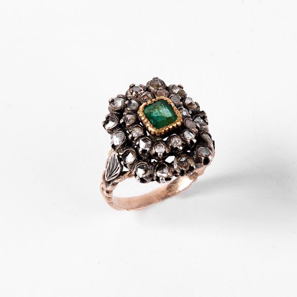 



ANELLO IN ORO A BASSO TITOLO, ARGENTO, DIAMANTI E SMERALDO