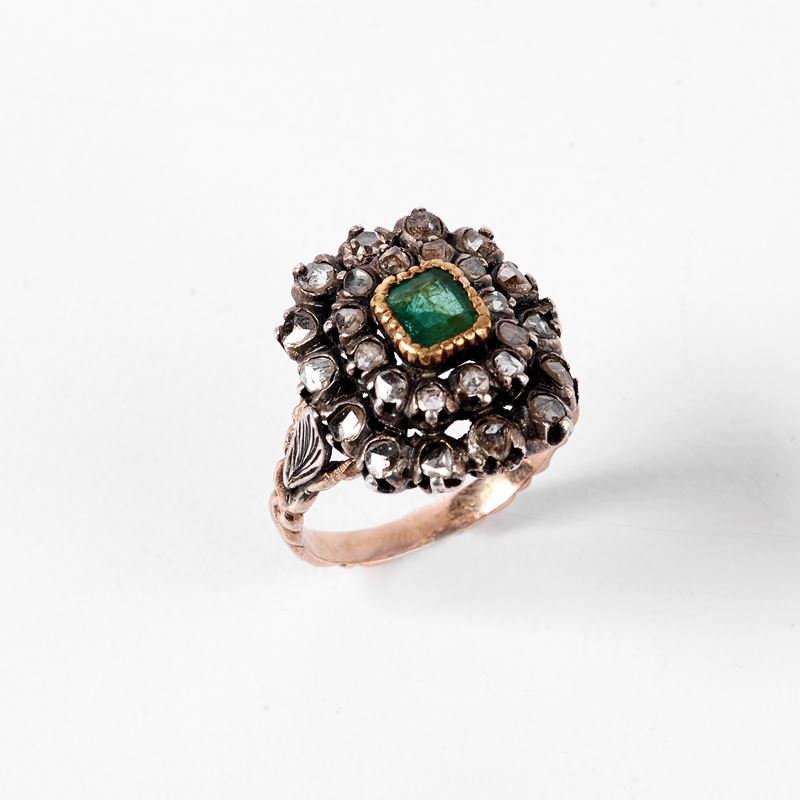 ANELLO IN ORO A BASSO TITOLO, ARGENTO, DIAMANTI E SMERALDO