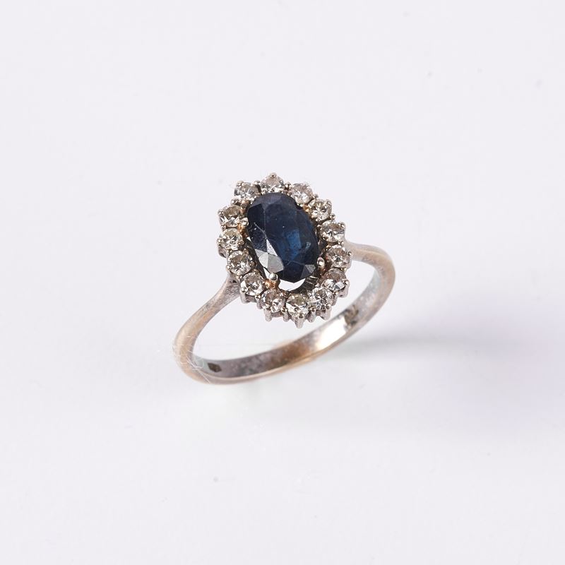 ANELLO IN ORO BIANCO, DIAMANTI E ZAFFIRO