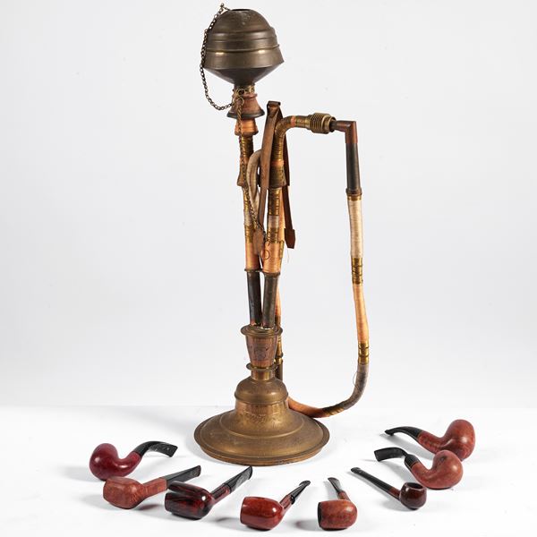 Narghilè e collezione di dici pipe, sec. XX  - Asta ARREDI E MOBILI - Poggio Bracciolini Casa d'Aste