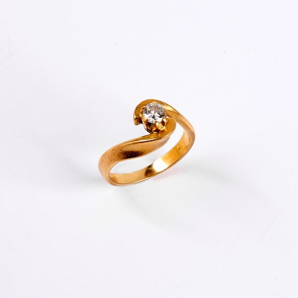 



ANELLO IN ORO GIALLO E DIAMANTE