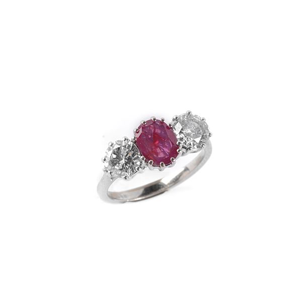 ANELLO IN ORO 18KT, DIAMANTI E RUBINO