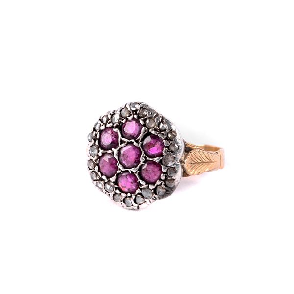 



ANELLO IN ORO 18KT, ARGENTO, RUBINI E DIAMANTI