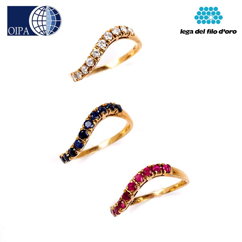 TRE ANELLI IN ORO GIALLO 18KT, DIAMANTI, RUBINI E ZAFFIRI