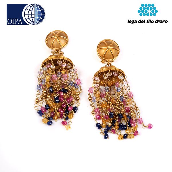 



PAIO DI ORECCHINI PENDENTI IN ORO GIALLO E PIETRE