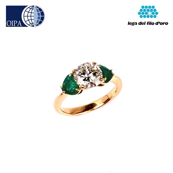 



ANELLO IN ORO GIALLO CON DIAMANTE E SMERALDI