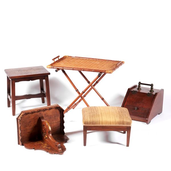 Vassoio con sostegno pieghevole in bambù, mensola in legno, due panchetti e porta legna, sec. XX