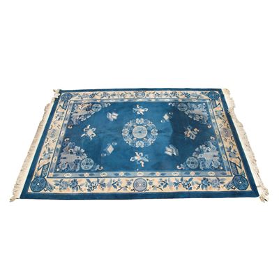 Tappeto cinese, sec. XX, fondo blu con disegni floreali