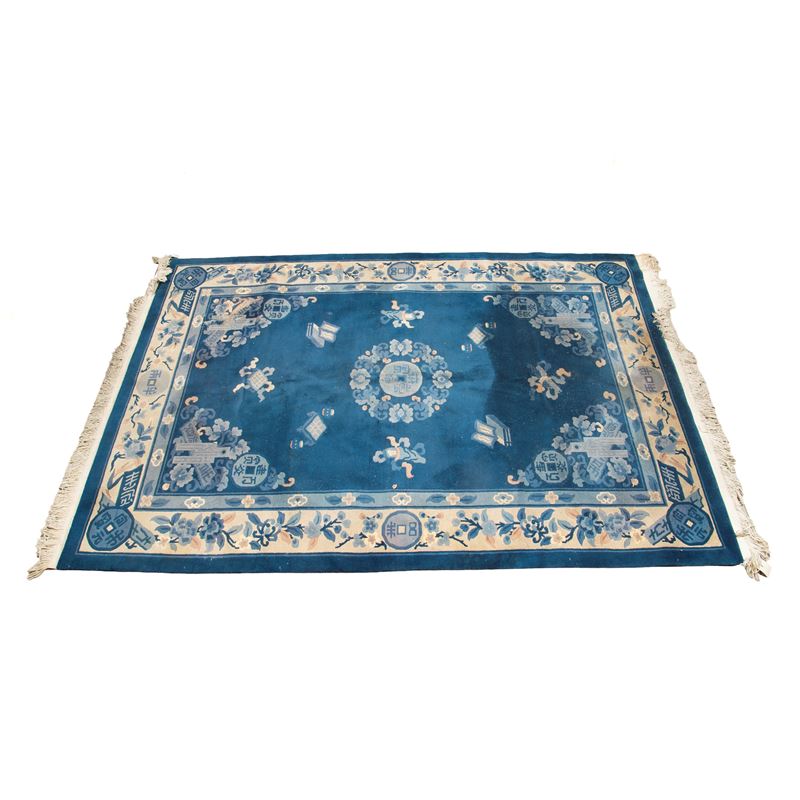Tappeto cinese, sec. XX, fondo blu con disegni floreali