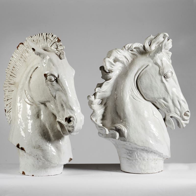 Coppia di grandi teste di cavallo, sec. XX