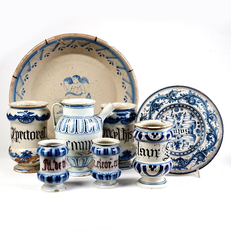 Gruppo di dieci tra alberelli, piatti e brocche, sec. XVIII