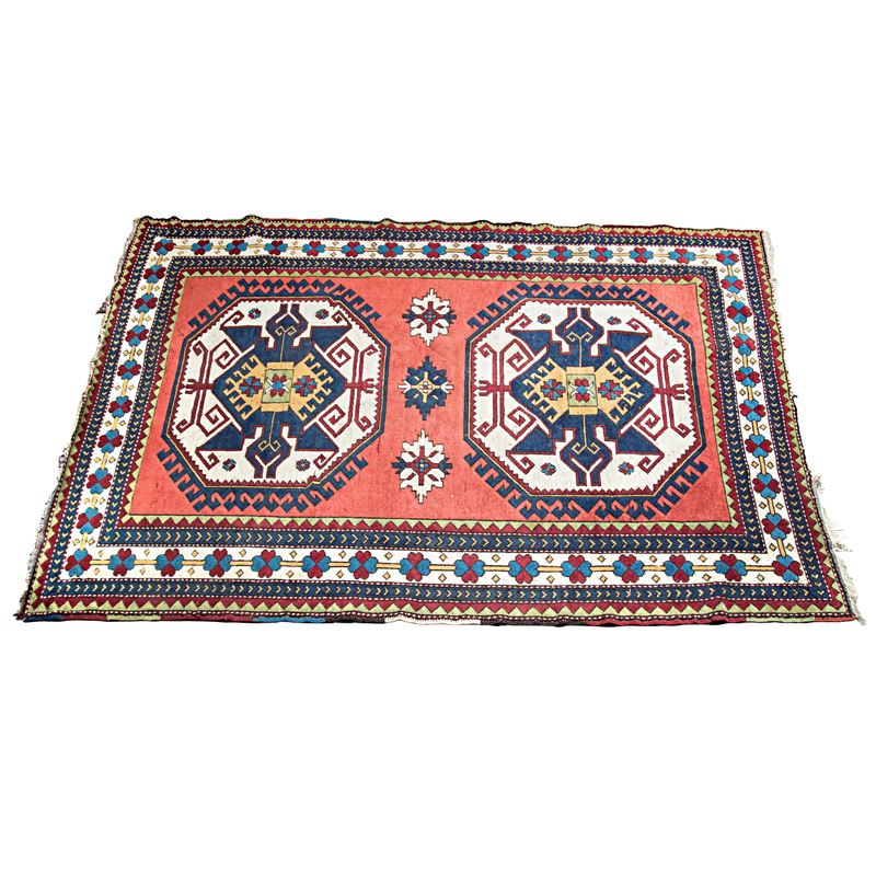 Tappeto Caucasico, sec. XX, fondo rosso con borchie centrali, 210x315 cm