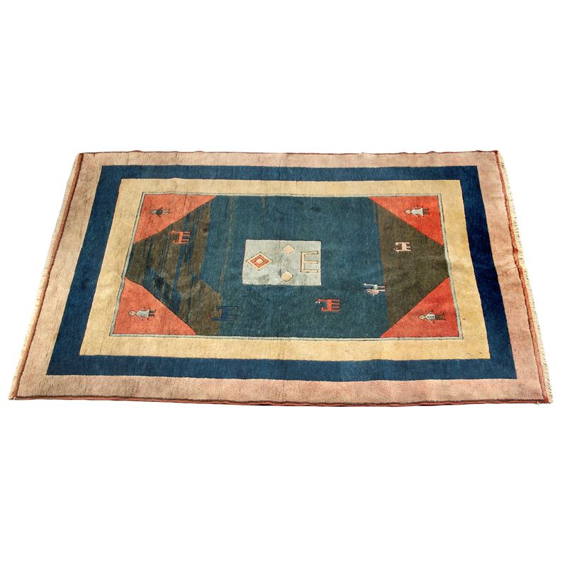 Tappeto Turco, Secolo XX, Fondo Blu con Motivi Geometrici e Figurativi
