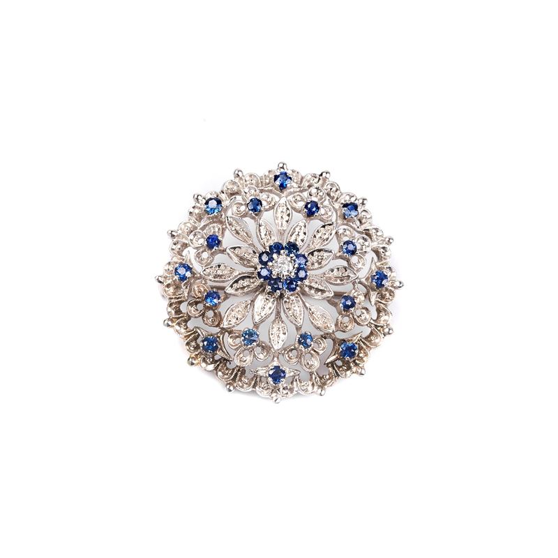 Spilla in Oro Bianco 18kt, Diamante e Zaffiri