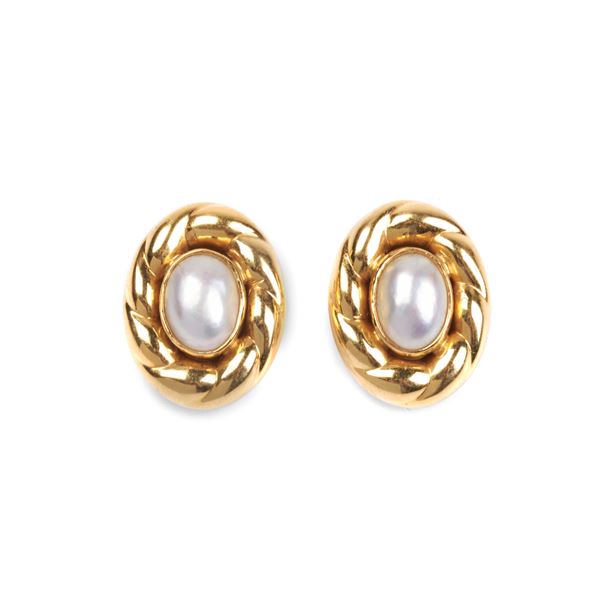 



PAIO DI ORECCHINI IN ORO GIALLO 18KT E MADREPERLA