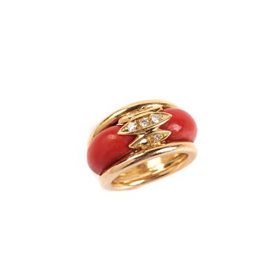 Anello in Oro Giallo 18kt, Diamanti e Corallo