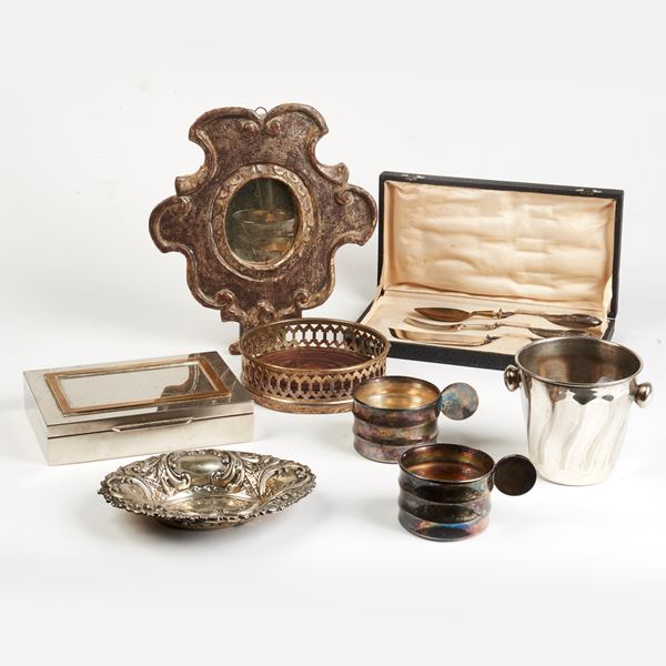 



QUATTRO TAZZE, PORTAGHIACCIO, VASCHETTA, DUE SOTTO BOTTIGLIE, SCATOLA CON CARTE